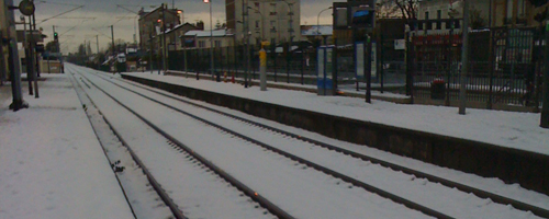 Quai de gare enneigé